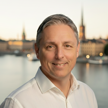 Pierre ser glad ut och tittar rakt in i kameran, men Stockholm som bakgrund.