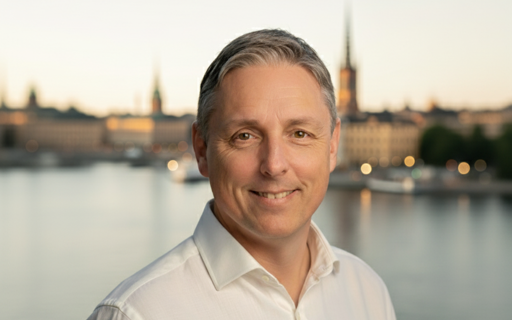 Pierre ser glad ut och tittar rakt in i kameran, men Stockholm som bakgrund.