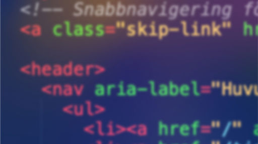 Närbild på färgkodad HTML-kod med taggar som <header> och aria-label, vilket illustrerar tillgänglighet och webbstandarder i utveckling